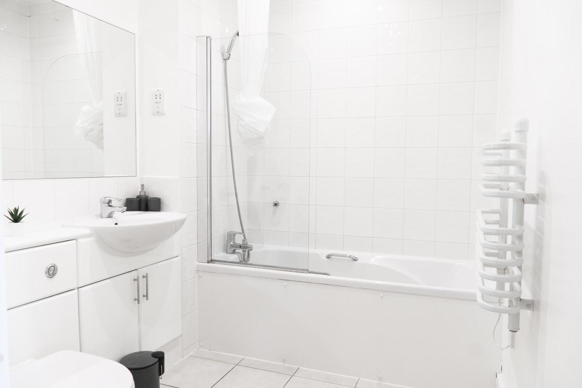 The Regency Suite - Modern 2-Bed 1-Bath Apartment Chertsey Exterior photo