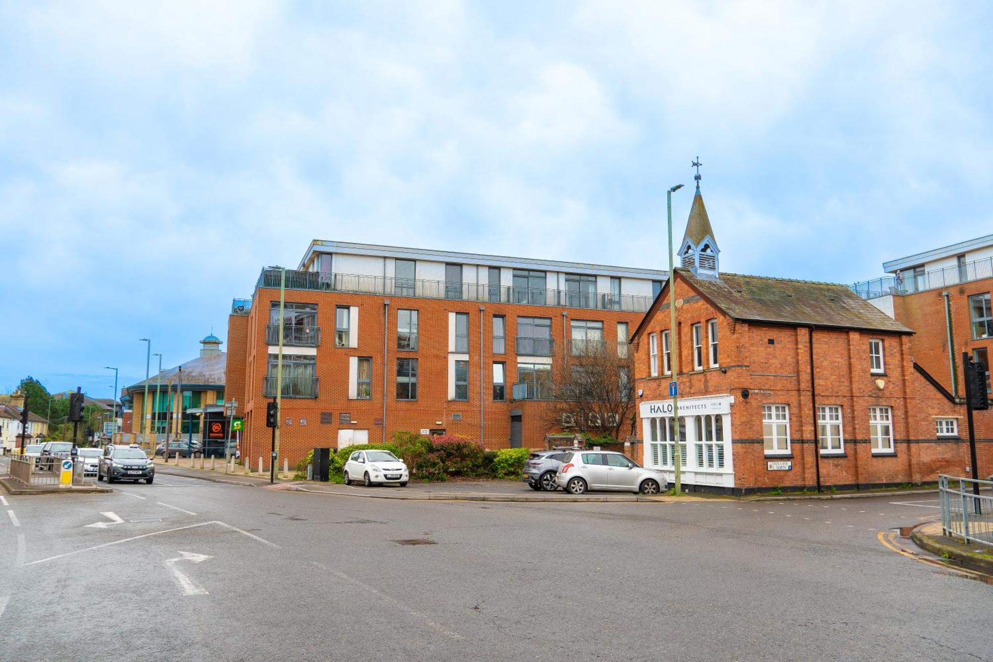 The Regency Suite - Modern 2-Bed 1-Bath Apartment Chertsey Exterior photo