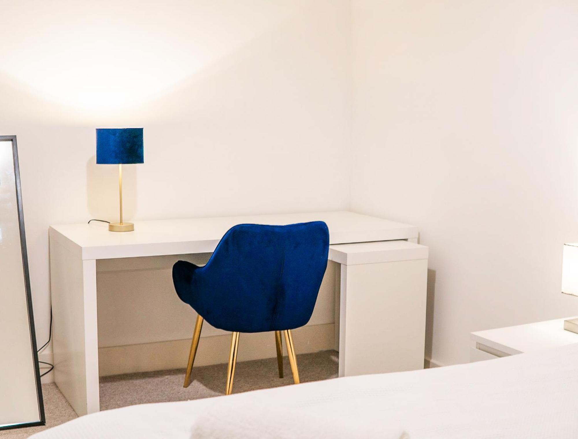 The Regency Suite - Modern 2-Bed 1-Bath Apartment Chertsey Exterior photo