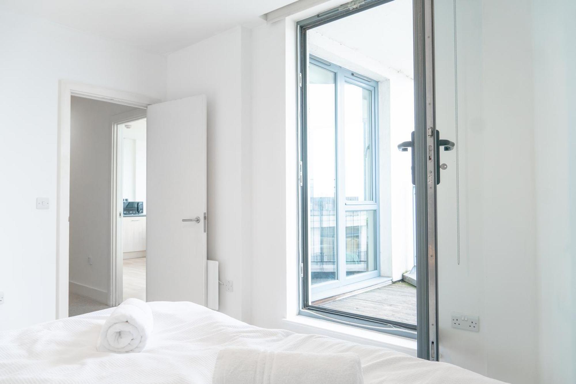 The Regency Suite - Modern 2-Bed 1-Bath Apartment Chertsey Exterior photo