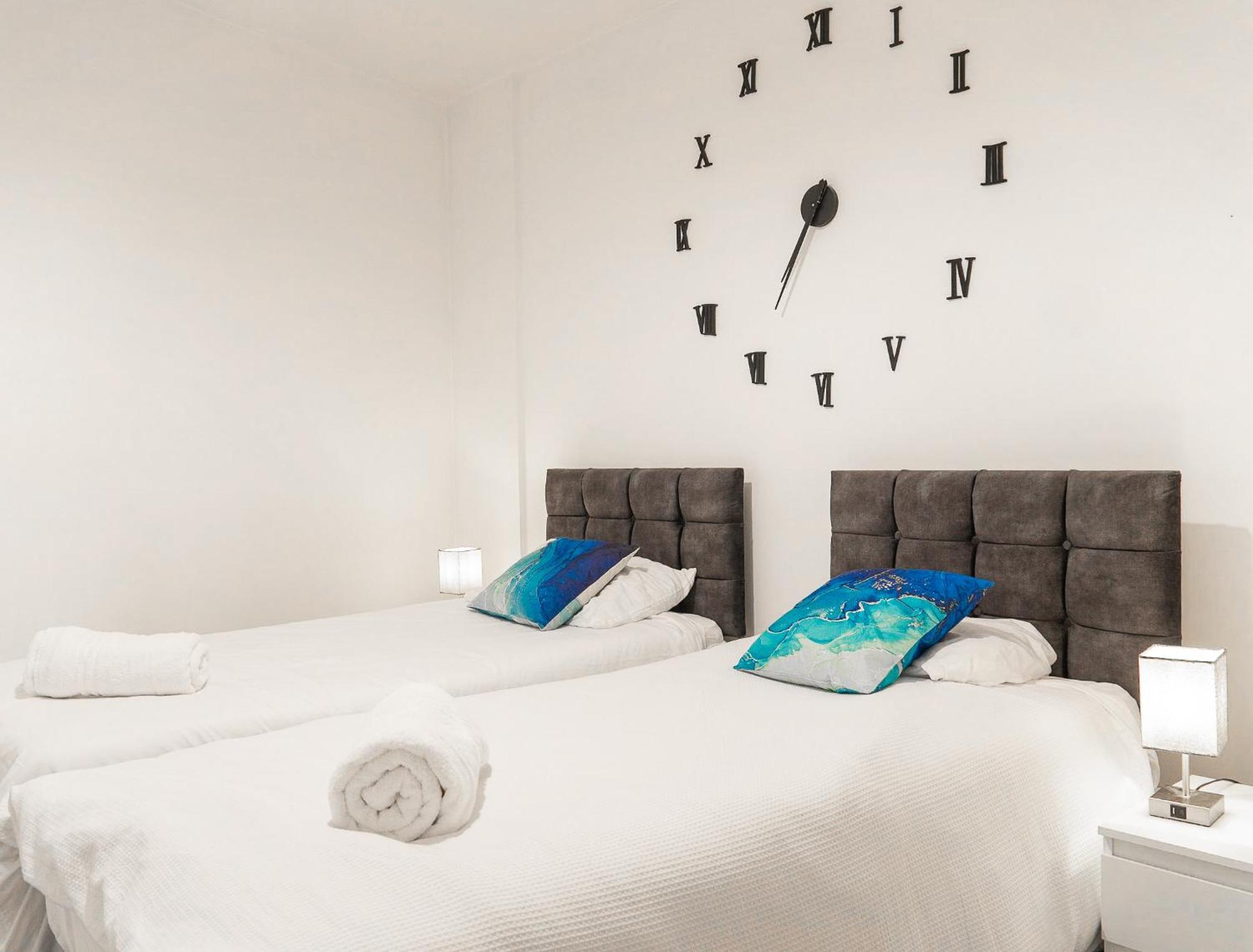 The Regency Suite - Modern 2-Bed 1-Bath Apartment Chertsey Exterior photo