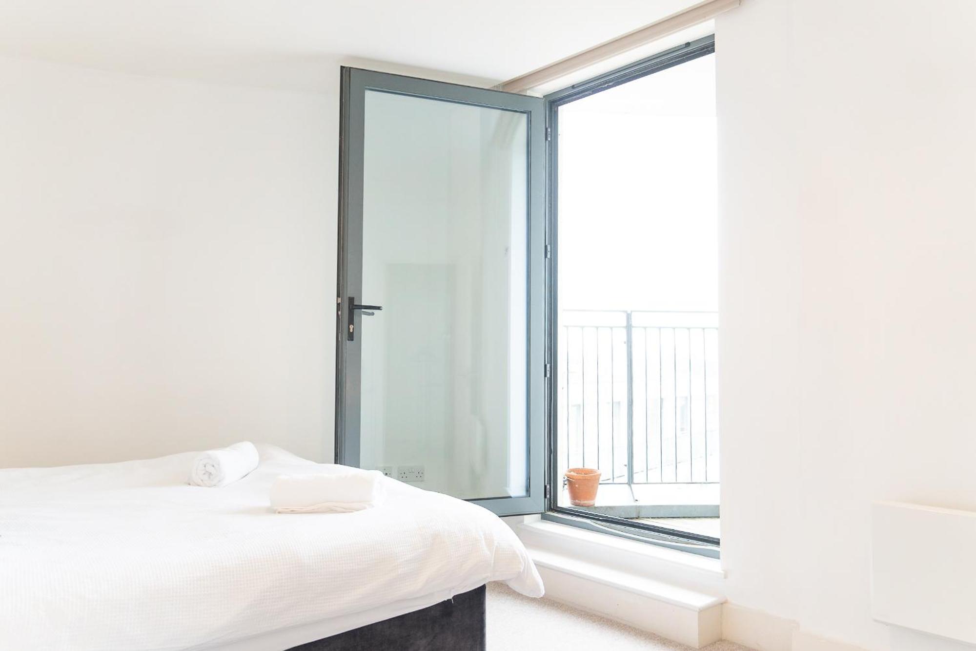 The Regency Suite - Modern 2-Bed 1-Bath Apartment Chertsey Exterior photo