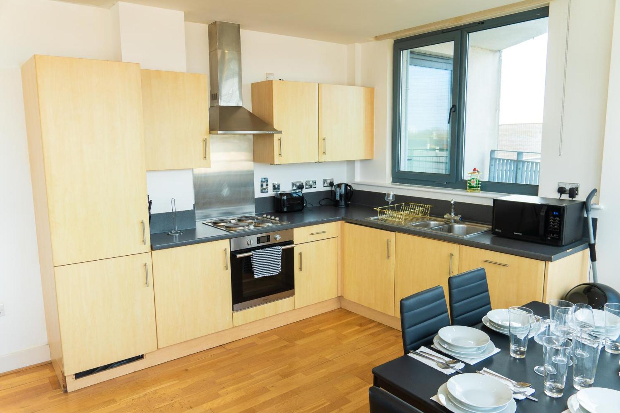 The Regency Suite - Modern 2-Bed 1-Bath Apartment Chertsey Exterior photo