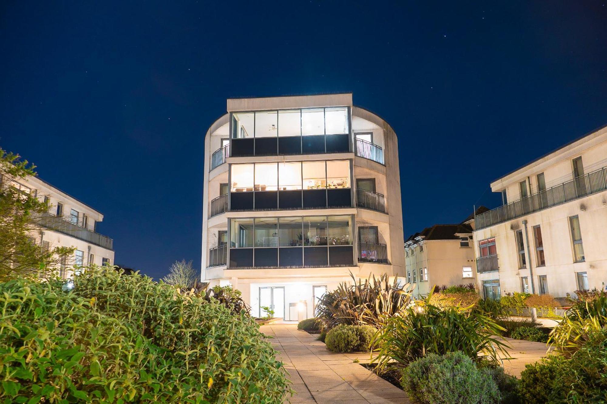 The Regency Suite - Modern 2-Bed 1-Bath Apartment Chertsey Exterior photo