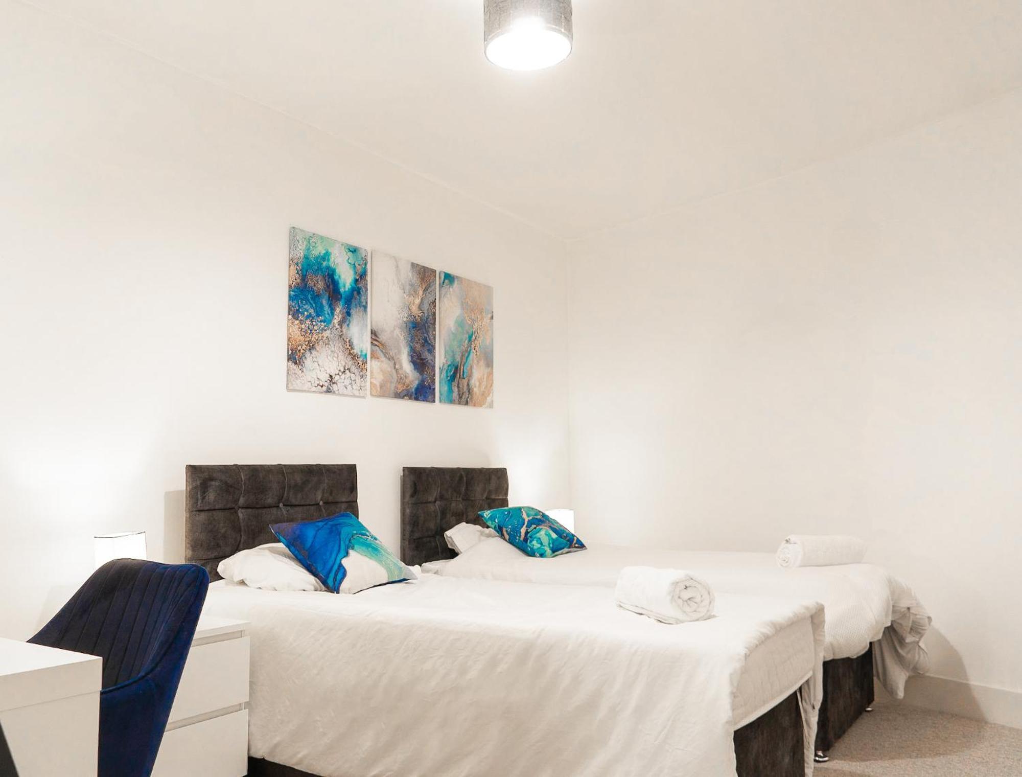 The Regency Suite - Modern 2-Bed 1-Bath Apartment Chertsey Exterior photo