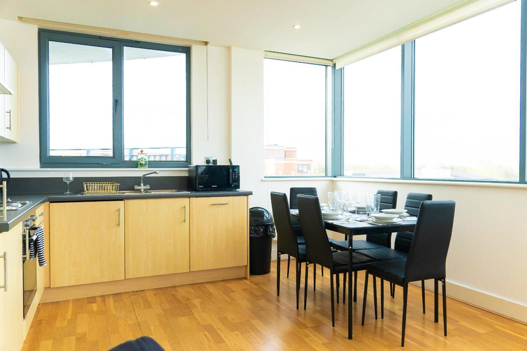 The Regency Suite - Modern 2-Bed 1-Bath Apartment Chertsey Exterior photo