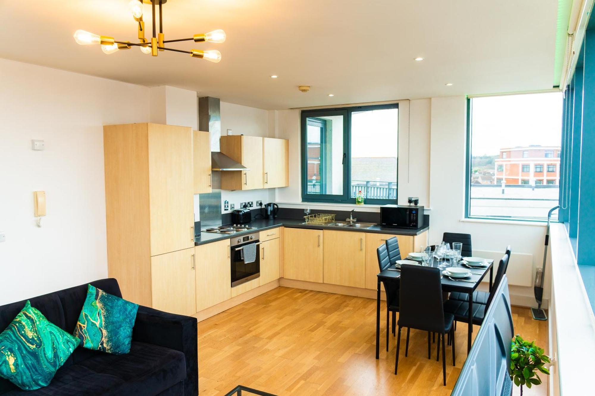 The Regency Suite - Modern 2-Bed 1-Bath Apartment Chertsey Exterior photo